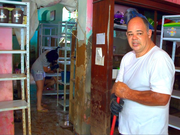 Comerciante Marco Aurélio foi vítima da chuva em Santa Leopoldina, Espírito Santo. (Foto: Reprodução/TV Gazeta)