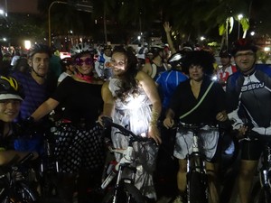 Ciclistas se divertem em prévia carnavalesca na cidade de Maceió (Foto: Pedro Mesquita/G1)
