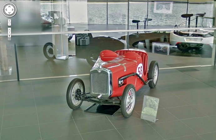 No centro tecnológio é possível ver o primeiro, e diminuto, carro de Bruce McLaren: o vermelho "Austin 7" (Foto: Reprodução/GoogleStreetView)