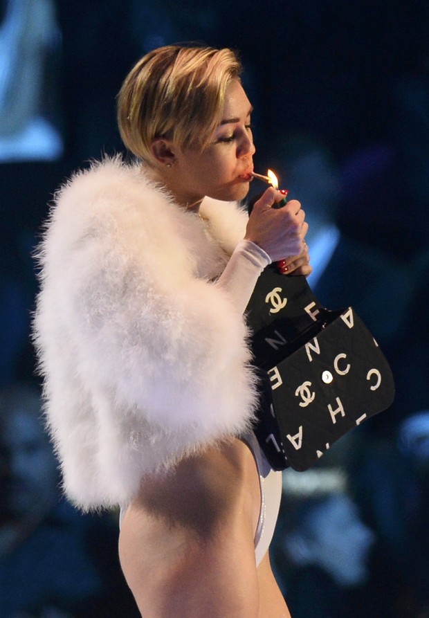 Miley Cyrus fuma cigarrinho suspeito durante o MTV EMA em Amsterdã, na Holanda (Foto: Remko De Waal/ Reuters)
