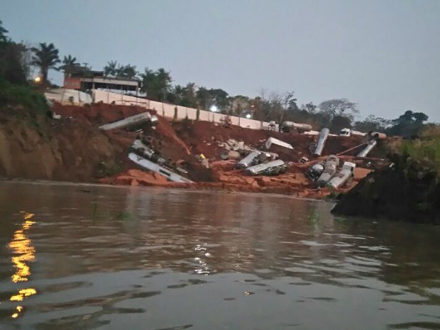 Desmoronamento aconteceu na tarde deste sábado, 13 (Foto: Reprodução/ Whats App)