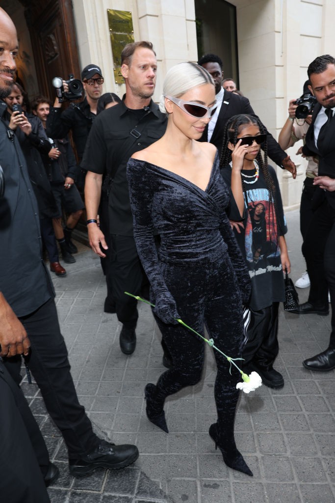 PARIS, FRANCE - JULY 06: Kim Kardashian and Saint West depart at Balenciaga on July 06, 2022 in Paris, France. (Photo by Jacopo M. Raule/Getty Images For Balenciaga) (Foto: Getty Images For Balenciaga)
