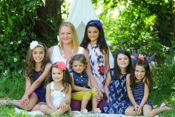 Lacey Dunkin com as filhas Sophia, Natalie, Melanie, Kaylee, Lea e Cecily (Foto: Reprodução Facebook) Lacey Dunkin com as filhas Sophia, Natalie, Melanie, Kaylee, Lea e Cecily (Foto: Reprodução Facebook)