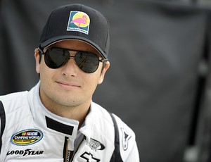 Nelsinho Piquet quer ser eleito o piloto mais popular da Nascar Truck Series (Foto: Divulgação)