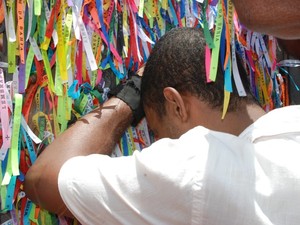 Fiel faz pedido para Senhor do Bonfim, Bahia (Foto: Ingrid Maria Machado/G1 BA)