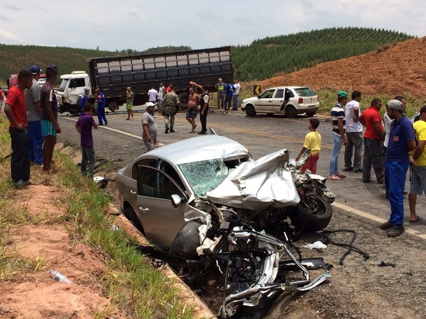 G Acidente Entre Dois Carros E Um Caminh O Deixa Tr S Feridos Na Br