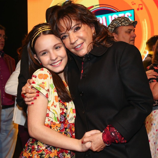 Larissa Manoela, caracterizada como a gêmea Manuela, e a autora Iris Abravanel (Foto: Manuela Scarpa/Foto Rio News) Larissa Manoela, caracterizada como a gêmea Manuela, e a autora Iris Abravanel (Foto: Manuela Scarpa/Foto Rio News)