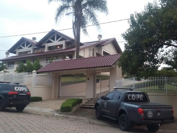 Ex-prefeito mora em uma mansão em Piên  (Foto: Divulgação/Polícia Civil)