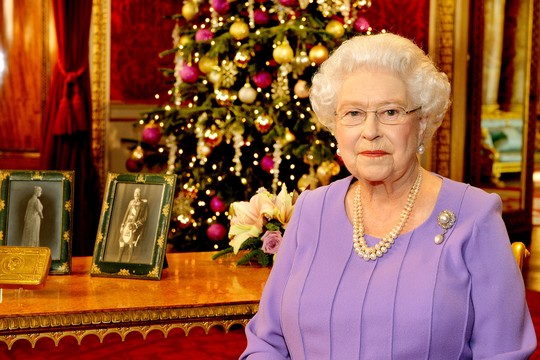 Numa das tradicionais mensagens de Natal, raro momento em que se pronuncia e que desde 1957 são transmitidas pela TV. Em 2007, ela passa a difundi-las pelo YouTube (Foto: Reprodução) Numa das tradicionais mensagens de Natal, raro momento em que se pronuncia e que desde 1957 são transmitidas pela TV. Em 2007, ela passa a difundi-las pelo YouTube (Foto: Reprodução)