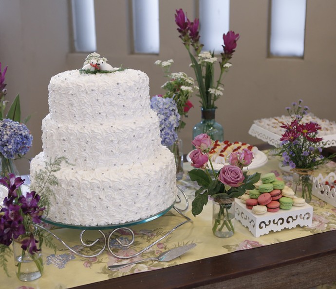 Casal de pombinhos no topo do bolo dão charme e doçura para a decoração da mesa de doces<3 (Foto: Pedro Carrilho/Gshow)