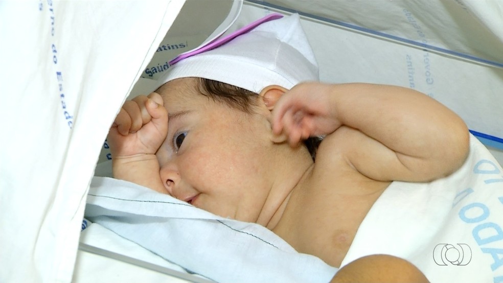 Crianças que passaram por partos prematuros também ganharam fotos (Foto: Reprodução/TV Anhanguera)