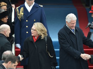 Bill Clinton e Hillary Clinton cumprimentam convidados ao chegar para a posse de Obama (Foto: Jewel Samad/AFP)