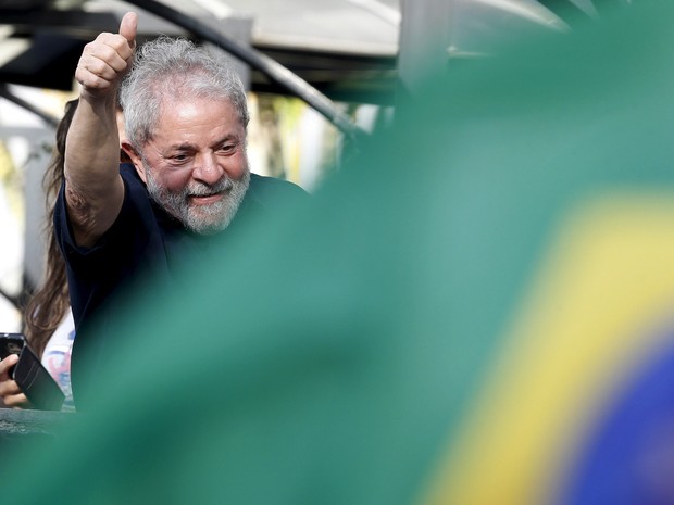 O ex-presidente Luiz Inácio Lula da Silva acena para apoiadores ao chegar em sua residência em São Bernardo do Campo, na Grande São Paulo (Foto: Paulo Whitaker/Reuters)