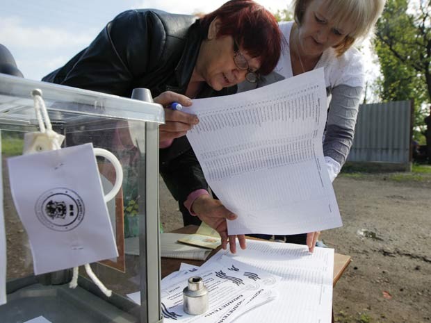 Comissão eleitoral leva urna portátil a vila da região de Luhansk para realização de referendo separatista nesta domingo (11) (Foto: REUTERS/Valentyn Ogirenko) Comissão eleitoral leva urna portátil a vila da região de Luhansk para realização de referendo separatista nesta domingo (11) (Foto: REUTERS/Valentyn Ogirenko)