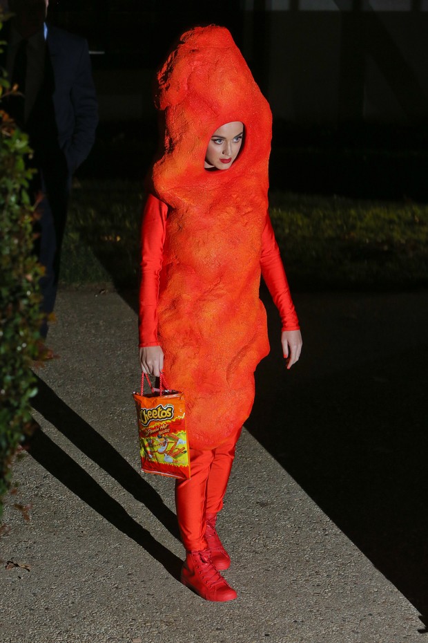 X17 - Katy Perry usa fantasia inusitada em festa de Dia das Bruxas em Los Angeles, nos Estados Unidos (Foto: X17online/ Agência)