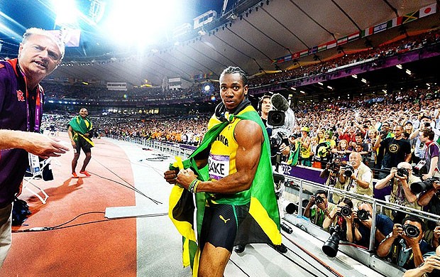 Yohan Blake posa para foto de Bolt (Foto: Reprodução / MailOnline)