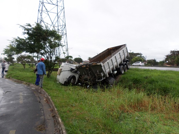 Caminhão se acidentou após colidir contra carro na Rodovia Padre Manoel da Nóbrega (Foto: Jorge Moraes / Arquivo Pessoal)