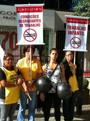 Grupo levou cartazes contra a empresa (Foto: Márcio Pinho/G1)