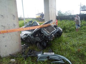 Acidente aconteceu na rodovia Padre Manoel da Nóbrega  (Foto: Tarcisio Sween/VC no G1)