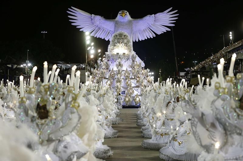 Com um enredo sobre os 450 anos do Rio, a Portela fez um desfile com 