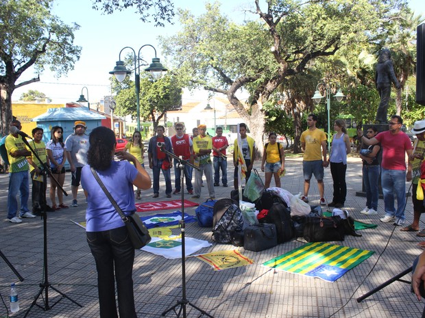 Ato público marca o início da XIII Marcha contra a Corrupção e pela Vida (Foto: Juliana Barros/G1)