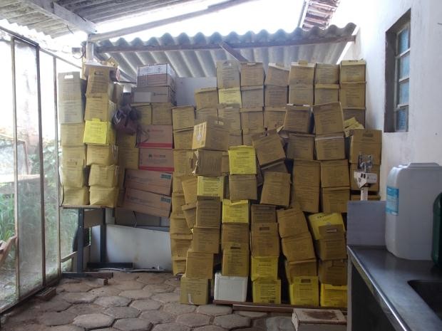Lixo hospitalar acumulado em cômodo da Santa Casa de Cachoeira Paulista. (Foto: Renato Ferezim/G1)