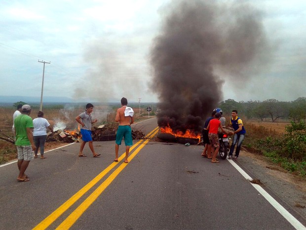 Moradores da região atearam fogo em pneus e galhos de árvore e bloquearam a passagem de veículos (Foto: Wandison Teixeira)