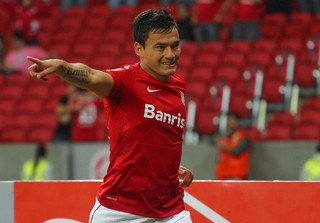 Charles Aránguiz gol Internacional (Foto: Marcos Cunha / Ag. Estado)