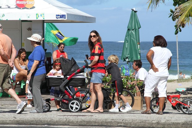 Vanessa Lóes com os filhos (Foto: Wallace Barbosa / AgNews)