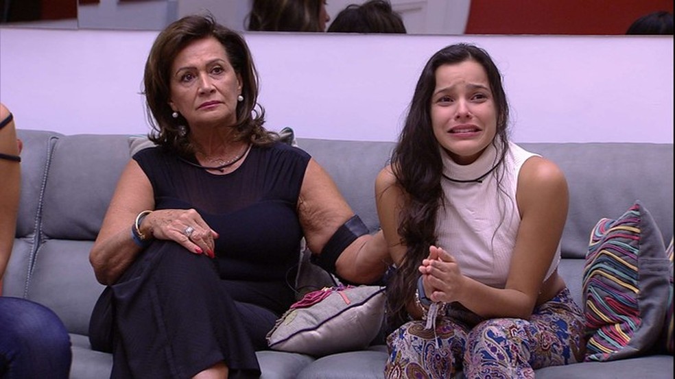 Emilly chora ao saber da eliminação de Marcos (Foto: Reprodução/TV Globo)