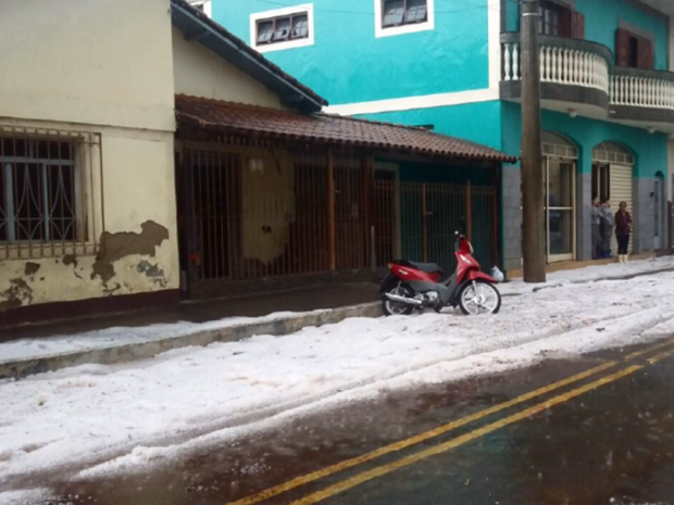 Chuva deixou uma grossa camada de gelo em Ipuiúna (MG) (Foto: Reprodução EPTV)