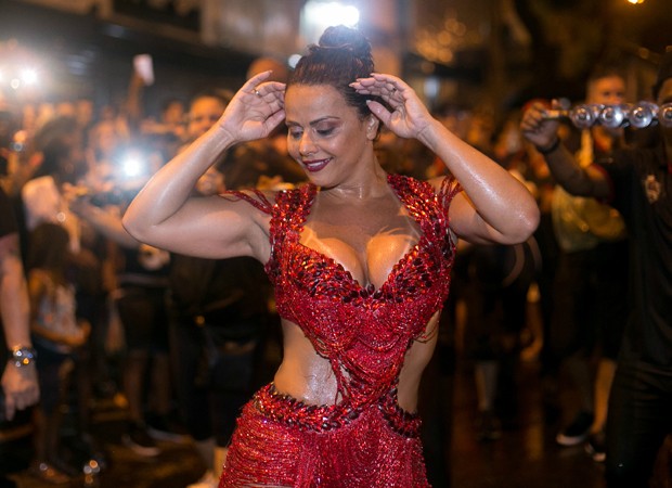 Viviane Araújo exibe look roqueira em noite de samba - OFuxico