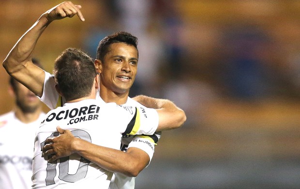 cicero e Montillo comemoram gol do Santos contra o Bahia (Foto: Daniel Teixeira / Agência estado)