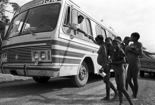 Foto (Foto: Índios krain-a-kore pedem carona e comida na beira da BR-163 (Cuiabá-Santarém) / Orlando Brito / 3-3-1974)