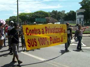 Funcionários do Serviço de Saúde Cândido Ferreira fazem protesto em Campinas (Foto: Reprodução EPTV)