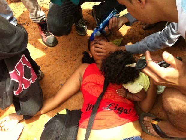 Mulher é socorrida em Valparaíso, na divisa com o DF, após ser atingida por spray de pimenta, segundo testemunhas (Foto: Isabella Formiga/G1) Mulher é socorrida em Valparaíso, na divisa com o DF, após ser atingida por spray de pimenta, segundo testemunhas (Foto: Isabella Formiga/G1)