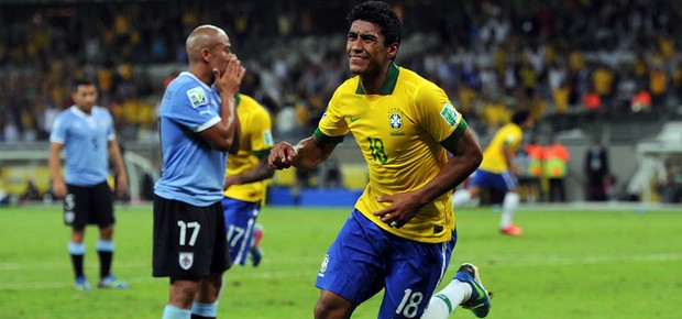 Paulinho comemora o gol contra o Uruguai (Foto: Michael Regan/Getty Images)