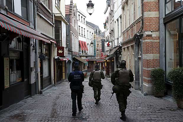 Policiais patrulham rua no centro comercial de Bruxelas, que segue em estado de alerta (Foto: Youssef Boudlal/Reuters)