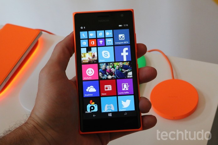 Lumia 735 tem conectividade 4G e câmera frontal de 5 megapixels para selfies (Foto: Fabrício Vitorino/TechTudo)