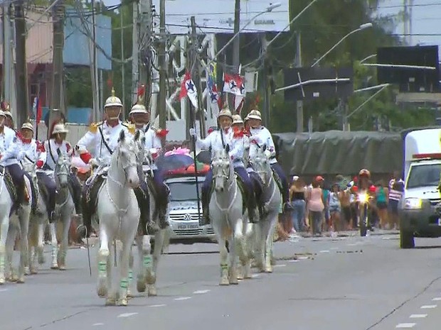 Desfile militar no Recife (Foto: Reprodução / TV Globo)
