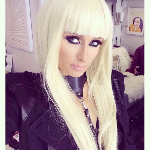 Paris Hilton em bastidores de clipe (Foto: Instagram/ Reprodução)