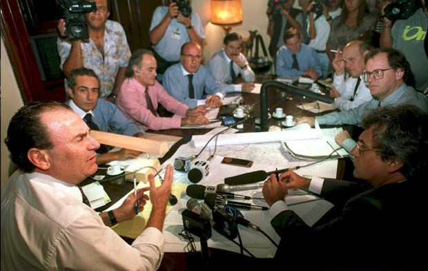 Sebastião do Rego Barros durante negociação sobre a disputa pela fronteira de Peru Equador, no Palácio Itamaraty (Foto: Antonio Scorza / AFP)