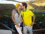 No Dia dos Namorados, famosos beijam durante o jogo do Brasil