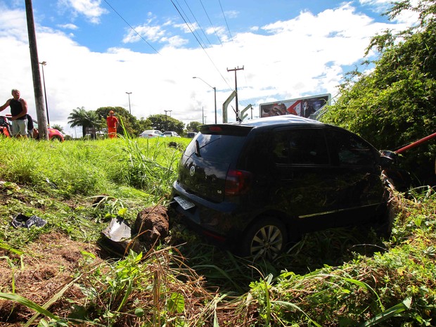 Acidente entre carro&ccedil;a e cavalo, nas proximidades do Espa&ccedil;o Ci&ecirc;ncia, na divida de Olinda e Recife (Foto: Marlon Costa/Pernambuco Press)