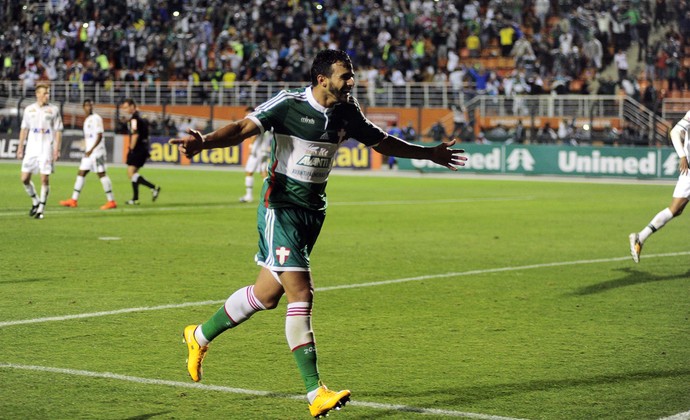 Henrique perde gol feito, mas se redime com três e vira artilheiro