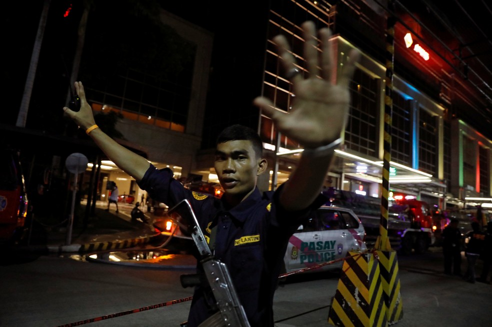 Policial isola área do World Resort em Manila  (Foto: Erik De Castro / Reuters)