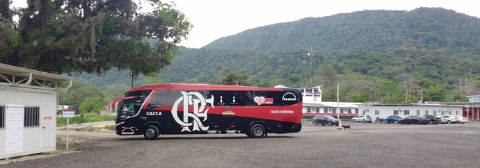 Ônibus do Flamengo deixa o centro de treinamentos rumo a São Paulo (Foto: Fred Gomes/GloboEsporte.com)