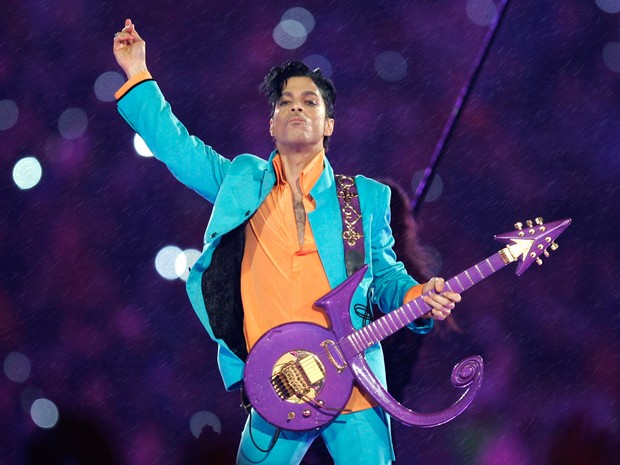 Prince se apresenta durante o show do intervalo do Super Bowl XLI no Dolphin Stadium, em Miami, em fevereiro de 2007 (Foto: Chris O'Meara/AP/Arquivo)