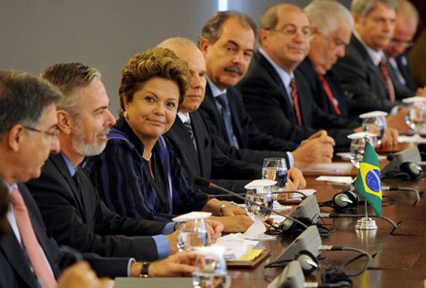 DILMA ROUSSEFF EM UMA REUNIÃO MINISTERIAL REPLETA DE HOMENS (Foto: AFP/Stringer)