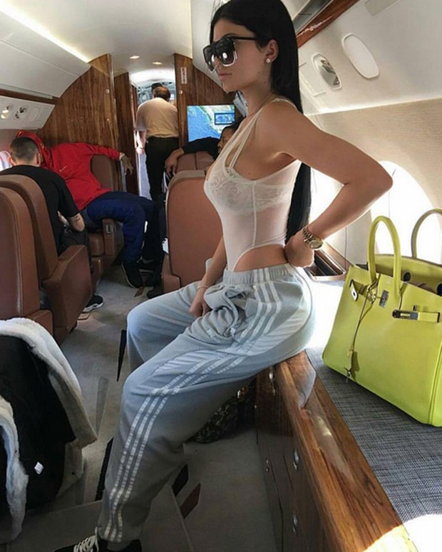 Kylie Jenner posa usando look ousado (Foto: Instagram/ Reprodução)
